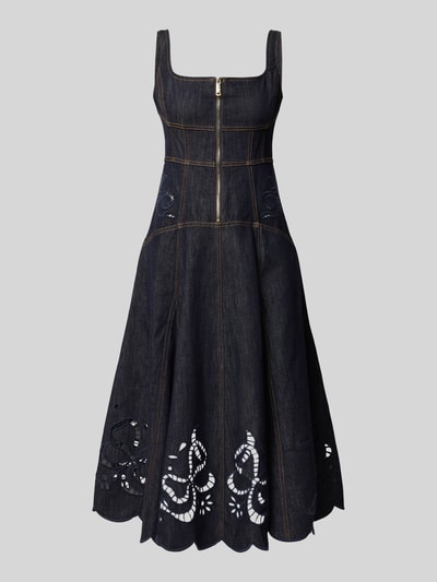 Produktfoto, Knielanges Kleid in Denim-Optik von Self-Portrait, dunkelblau, Baumwoll-Mix, taillierte Passform, Loch-Stickereien, Reißverschluss, Gesamtlänge 98 cm, Brustweite 43 cm, Taillenweite 38 cm.