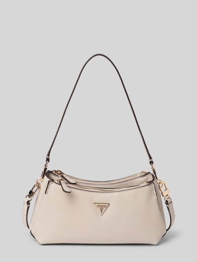 Produktfoto, Handtasche mit Label-Applikation von Guess, kremowy kolor, model 'ECO NOELLE II', złote detale, faktura saffiano, Szerokość w rozmiarze 1: 28 cm, długość: 14 cm, głębokość: 7 cm, długość paska: 113 cm