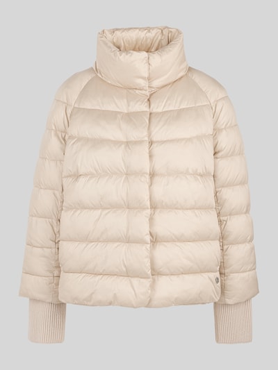 Produktfoto, Steppjacke mit Stehkragen und Label-Detail von Marc Cain in Creme, Regular Fit, sichtbare Eingrifftaschen, gesteppte Struktur