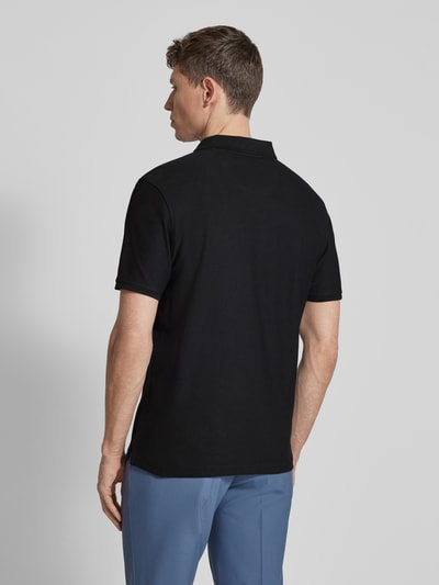 Männermodel trägt Regular Fit Poloshirt mit Logo-Stitching Modell 'Performance' von Lerros aus Baumwoll-Mix, Schwarz, Kurzärmelig, Rückenlänge 72 cm bei Größe M, Ganzkörperansicht Rückansicht.