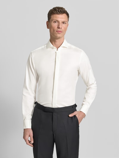 Männermodel trägt Slim Fit Business-Hemd mit verdeckter Knopfleiste von ETERNA, reine Baumwolle, Weiß, Haifischkragen, Ganzkörperansicht von vorne.