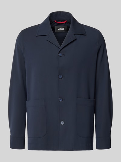 Produktfoto, Relaxed Fit Hemdjacke mit Viskose-Anteil Modell 'Malte' von CINQUE, dunkelblau, elastischer Material-Mix, aufgesetzte Taschen, Langarm, Knopfleiste, Regular Fit, Rückenlänge 75 cm bei Größe M.