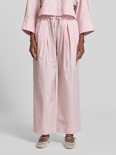 Frauenmodel trägt Weite Hose aus reiner Baumwolle Modell 'OTTO' von MAX&Co., rosa mit feinen weißen Streifen, lockere Struktur, Nahaufnahme Oberkörper