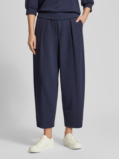 Frauenmodel trägt Sweatpants mit elastischem Bund von Rich & Royal, navyblau, lockerer Schnitt, Modal-Mix, Nahaufnahme Unterkörper.