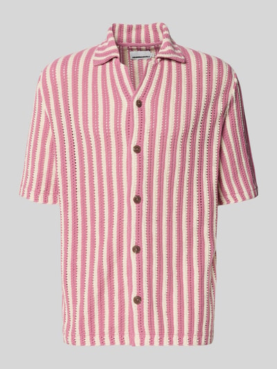 Produktfoto, Relaxed Fit Poloshirt aus reiner Bio-Baumwolle von Armedangels mit rosa-weißen Streifen, kurzer Knopfleiste, Stricktextur.