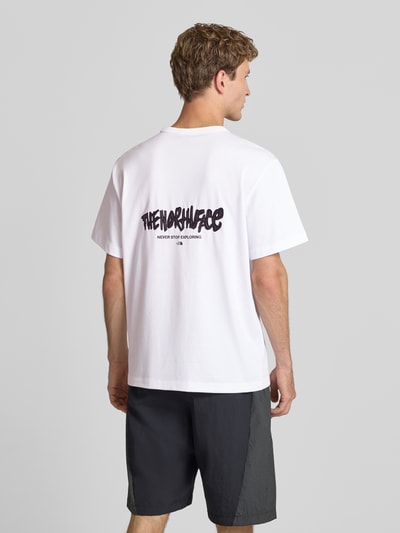 Männermodel trägt weißes Relaxed Fit T-Shirt aus reiner Baumwolle mit Logo-Print von The North Face, Rückenansicht, Ganzkörperansicht Rückansicht.