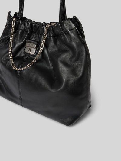 Produktfoto, Tote Bag aus echtem Lammleder von Marc Jacobs in Schwarz mit Raffung, Magnetverschluss, Logo-Detail, Hauptfach, glatte Textur, schmale Schulterhenkel, Breite 37 cm, Länge 31 cm, Tiefe 12 cm.