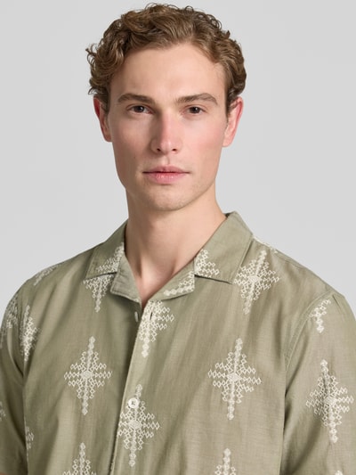 Männermodel trägt Slim Fit Freizeithemd mit Stitchings Modell 'LEOPOLD' von Casual Friday, Reine Baumwolle, Nahaufnahme Oberkörper.
