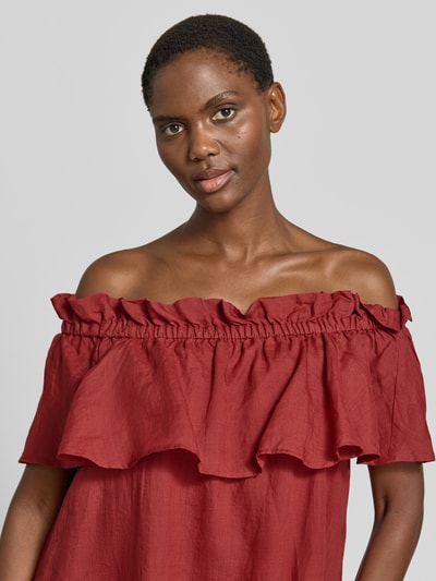 Frauenmodel trägt Figurumsielendes Kleid mit Carmen-Ausschnitt von Marc O'Polo, Optik: Unifarben, Volants, Nahaufnahme Oberkörper.