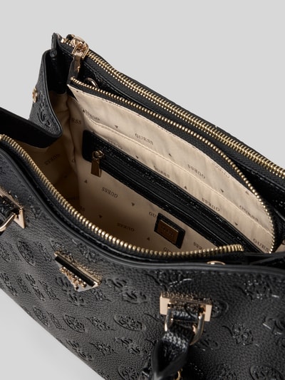 Produktfoto, schwarze Handtasche mit Logo-Muster Modell 'CRESIDIA II SOCIETY SATCH' von Guess mit Reißverschluss und hellem Innenfutter