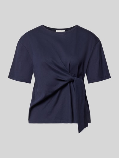 Produktfoto, dunkelblaues T-Shirt mit Knoten-Detail und Rundhalsausschnitt, glatte Baumwollstruktur, Regular Fit von Christian Berg Woman