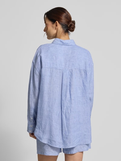 Männermodel trägt Relaxed Fit Leinenbluse mit Streifenmuster Modell 'DARIA' von ECOALF, len, krój relaxed fit, wzór w paski, kołnierzyk koszulowy, listwa guzikowa, długość tyłu w rozmiarze 36: 73 cm, długość rękawów w rozmiarze 36: 53 cm, widok całej sylwetki z tyłu