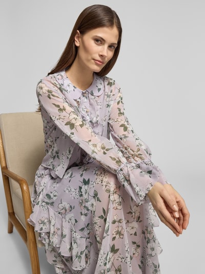Kobiece modelka ma na sobie Regular Fit Bluzka z czystej wiskozy Model 'Kate' od Guido Maria Kretschmer, kwiatowy nadruk, półprzezroczysty materiał, ozdobne kamienie, wykładany kołnierz, długi rękaw, listwa guzikowa, widok całej sylwetki z przodu.