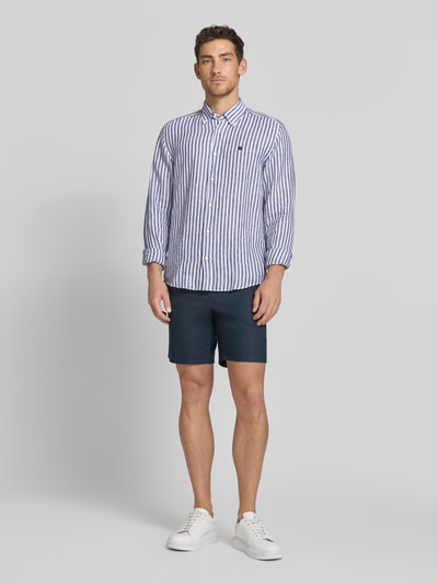 Männermodel trägt Regular Fit Leinenhemd mit Button-Down-Kragen Modell 'H-LIAM-BD' von BOSS, Two Tone Optik, Ganzkörperansicht von vorne.