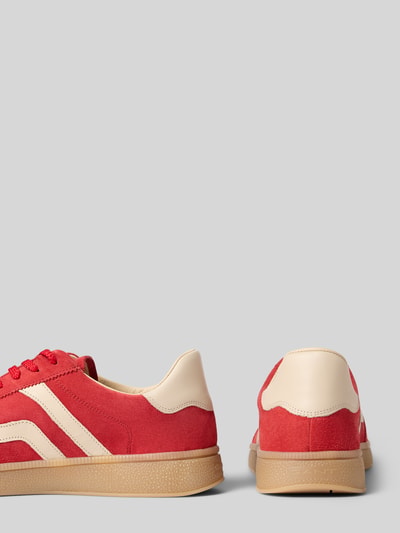 Produktfoto, Sneaker aus echtem Leder Modell 'Cuzmo' von Gant in Rot-Beige mit glatter Sohle und Logo-Prägung auf hellem Hintergrund