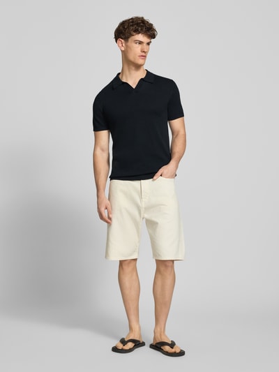 Männermodel trägt Regular Fit Poloshirt in Strick-Optik Modell 'Bray' von Blend, Reine Baumwolle, Kurzärmelig, Rückenlänge 68 cm, Ganzkörperansicht von vorne.