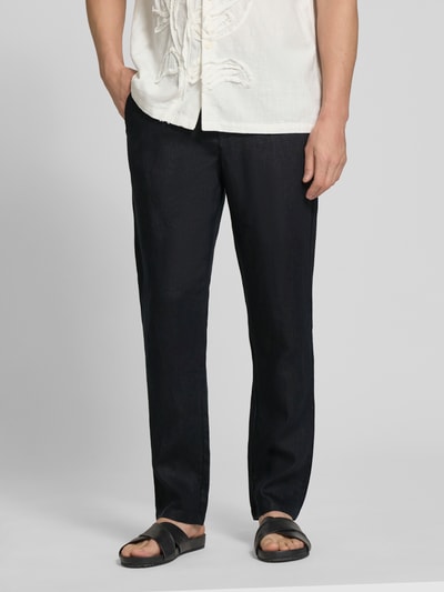 Männermodel trägt Leinenhose mit Eingrifftaschen Modell 'Pandrup' von Casual Friday in Schwarz, Regular Fit, Nahaufnahme Unterkörper.