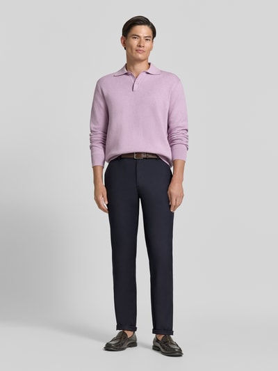 Męski model nosi spodnie Straight Fit Hose mit Viskose-Anteil od Armani Exchange, elastyczna mieszanka materiałów, ciemny odcień, wpuszczane kieszenie i kieszeń z tyłu, zapięcie na guzik i zamek błyskawiczny, Szerokość w rozmiarze 32/32: 44 cm, Długość wewnętrzna nogawki: 84 cm, Ganzkörperansicht z przodu