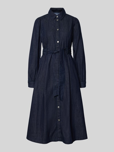 Produktfoto, Midikleid mit Druckknopfleiste von More & More, dunkelblauer Baumwollstoff, taillierter Schnitt, Hemdblusenkragen, langer Arm, sichtbarer Taillengürtel, matte Druckknöpfe, leicht strukturierte Oberfläche, Rückenlänge 117 cm, Brustweite 47 cm, Ärmellänge 65 cm.