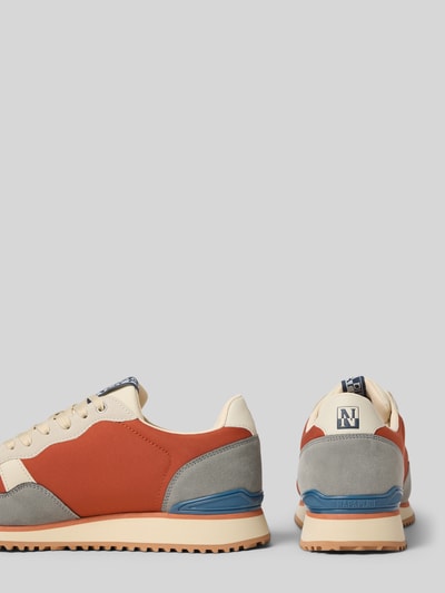Produktfoto, Sneaker mit Label-Details Modell 'COSMOS' von Napapijri in Orange, Grau und Creme, Gummisohle, zaokrąglony nosek, sznurowanie, wysokość obcasa w rozmiarze 44: 3 cm, wysokość cholewki w rozmiarze 44: 9 cm, szerokość w rozmiarze 44: 7 cm, teksturowane powierzchnie