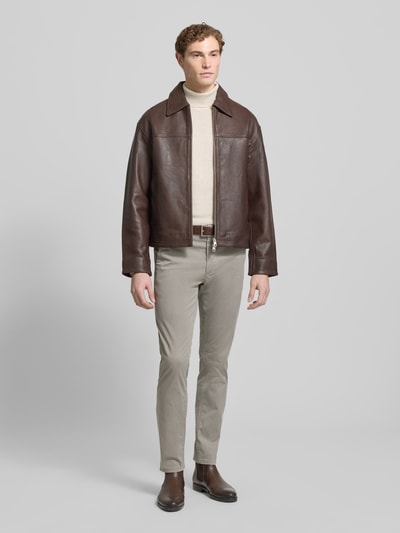 Männermodel trägt Slim Fit Chino aus Baumwoll-Mix Modell 'CHINO_SLIM' von BOSS Orange, Optik:Allover-Muster, feines Strukturmuster, Label-Patch, Gürtelschlaufen, Knopf und verdeckter Reißverschluss, seitliche Eingrifftaschen, Gesäßtaschen, Farbe Beige, Ganzkörperansicht von vorne.