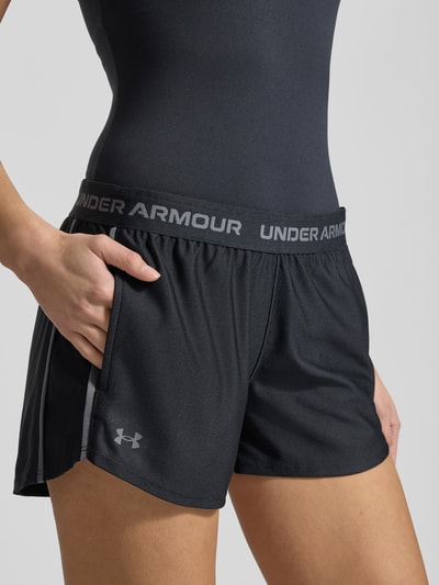 Vrouwenmodel draagt Shorts met elastische band en Logo van Under Armour, regular fit, labeldetails, nahaufnahme taille heup
