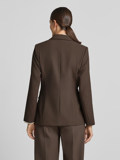 Frauenmodel trägt Regular Fit Blazer mit Reverskragen Modell 'Leonora' von MOS MOSH in Dunkelbraun, glatte Struktur, Rückenansicht, Ganzkörperansicht Rückansicht. Rückenlänge Größe 36: 66 cm, Brustweite 40 cm, Ärmellänge 62 cm, Knopfverschluss.