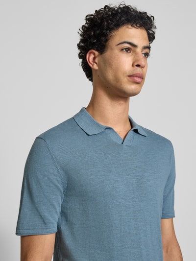 Męski model ma na sobie Koszulkę polo Slim Fit w imitacji dzianiny model 'Kane' od JACK & JONES, czysta bawełna, krótkie rękawy, kołnierzyk polo, długość tyłu w rozmiarze M: 67 cm, niebieski odcień, prosta faktura, imitacja dzianiny. Ujęcie: zbliżenie na górną część ciała z przodu.
