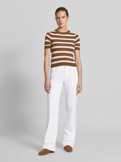 Frauenmodel trägt Bootcut Hose mit Eingrifftaschen Modell 'Lara' von Angels, weiß, Baumwoll-Mix mit Stretch, Ganzkörperansicht von vorne.