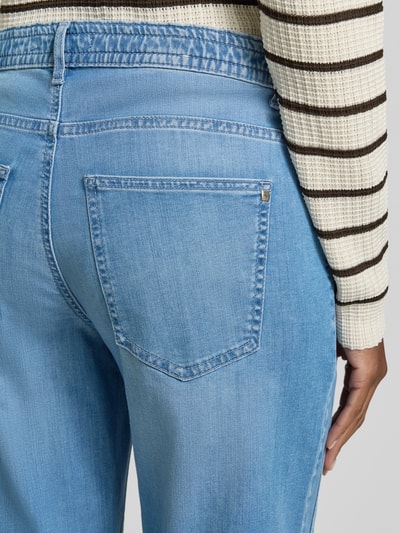 Frauenmodel trägt Regular Fit Culotte aus Baumwoll-Mix von Brax in Denim-Optik mit 5-Pocket-Design, Nahaufnahme Rückansicht.