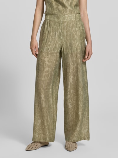 Frauenmodel trägt Wide Fit Stoffhose aus Lyocell-Mix von Jake*s Collection in Grün mit Falten-Optik, floraler Allover-Print, elastischer Bund, Nahaufnahme Oberkörper.