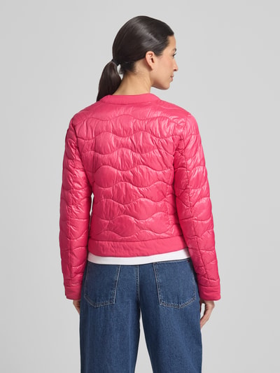 Männermodel trägt kurtka pikowana Steppjacke mit Label-Detail Modell 'HADLEY' von Blauer Usa, krój slim fit, okrągły dekolt, listwa guzikowa, wpuszczane kieszenie, detal z logo, długość tyłu w rozmiarze S: 49 cm, szerokość ramion w rozmiarze S: 40 cm, szerokość klatki piersiowej w rozmiarze S: 47 cm, długość rękawów w rozmiarze S: 62 cm, widok całej sylwetki od tyłu.