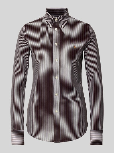 Frauenmodel trägt Hemdbluse mit Knopfleiste von Polo Ralph Lauren aus reiner Baumwolle, schwarz-weiß gestreift, Ganzkörperansicht von vorne.
