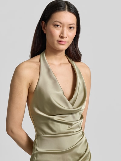 Kobiece modelka nosi Abendkleid mit tiefem Rückenausschnitt und Neckholder von Mascara, satyna, dopasowany krój, lejący dekolt, długa sukienka, wiązanie na szyi, marszczenia, zapięcie na haftkę i zamek błyskawiczny z tyłu, długość tyłu w rozmiarze 36: 136 cm, szerokość w rozmiarze 36: 41 cm, jasny beż, gładka tekstura, półzbliżenie górnej części ciała.