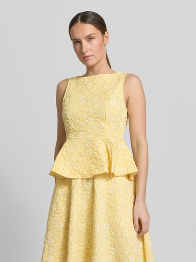 Vrouwenmodel draagt Shaped Fit Schößchen-Top met bloemmotief model 'FIONA' van Vero Moda, structuurstof, boothals, mouwloos, naadrits, detailopname bovenlichaam