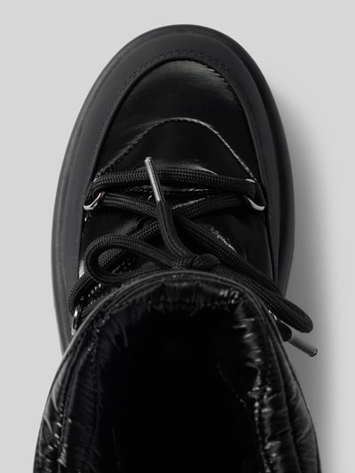 Produktfoto, Boots mit Label-Patch von Blauer USA in glänzendem Schwarz, strukturierte Plateausohle, Schnürverschluss, Detailaufnahme