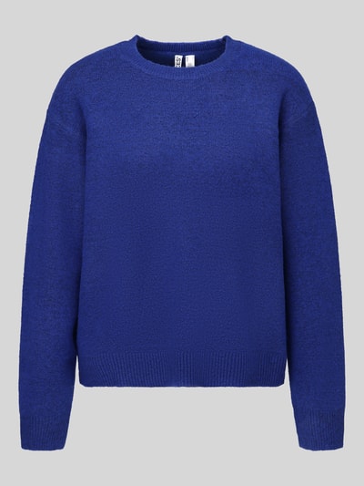 Produktfoto, leuchtend blauer Regular Fit Pullover mit Woll-Anteil Modell 'ALLY' von PIECES, feine Strickstruktur vor grauem Hintergrund
