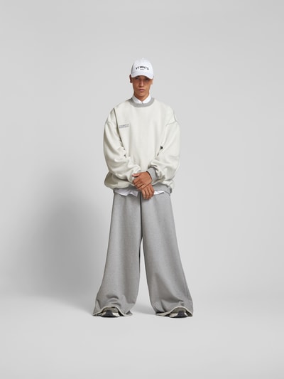 VETEMENTS Baggy Fit Sweatpants mit Label-Stickerei Hellgrau 1