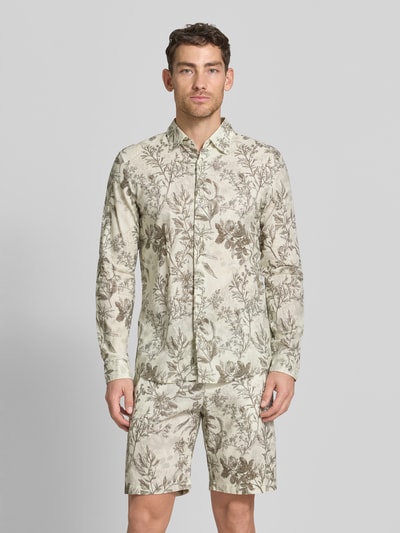 Männermodel trägt Regular Fit Freizeithemd aus Leinen-Baumwoll-Mix mit Kentkragen von MCNEAL im Allover-Look, Ganzkörperansicht von vorne.