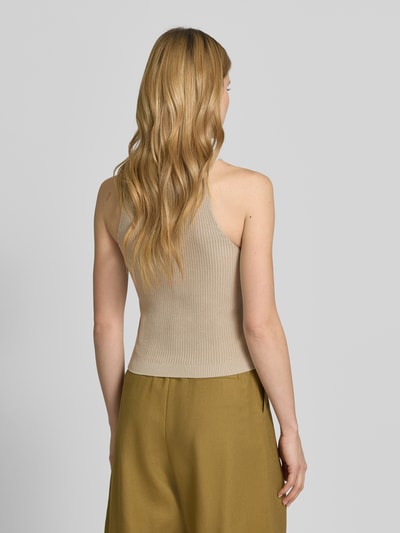 Frauenmodel trägt Stricktop mit Rundhalsausschnitt von Style Icon Collection im Baumwoll-Viskose-Mix, schlanke Passform, beige, Ganzkörperansicht Rückansicht.