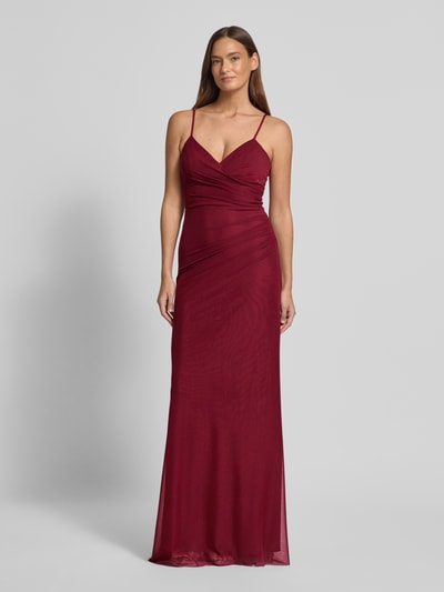 Vrouwenmodel draagt Abendkleid mit V-Ausschnitt und Raffungen van TROYDEN COLLECTION in bordeaux, maxi-jurk met V-hals, ruches, spaghettibandjes, ruglengte 138 cm bij maat 36, borstwijdte 35 cm, figuurnauwsluitende fit, voorkant volledige lichaamsperspectief