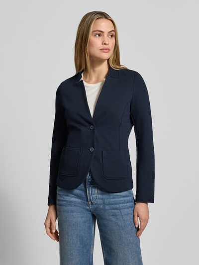 Frauenmodel trägt Blazer mit Knopfleiste von TOM TAILOR, Unifarbenes-Design, Baumwoll-Mix mit Stretch-Anteil, Taillierter Schnitt, Ganzkörperansicht von vorne.
