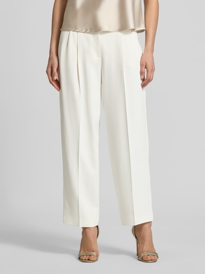 Frauenmodel trägt Wide Fit Stoffhose aus Viskose-Mix mit Bundfalten von Luisa Cerano in Creme, feine Bügelfalten, Nahaufnahme Oberkörper.