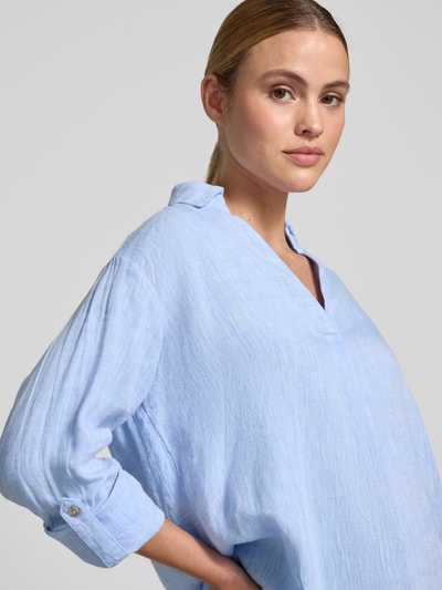Frauenmodel trägt Regular Fit Leinenbluse mit V-Ausschnitt von Christian Berg Woman in Hellblau, reine Leinen, Hemdblusenkragen, Nahaufnahme Oberkörper.