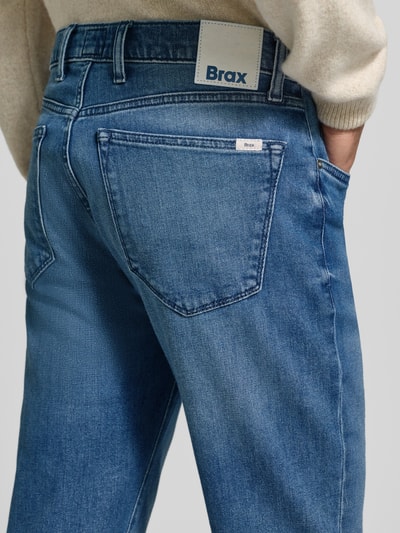 Männermodel trägt Jeans mit Eingrifftaschen Modell 'Clint' von Brax aus Baumwoll-Mix mit Stretch-Anteil, Regular-Fit, Detailaufnahme Rückansicht.