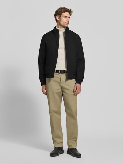 Männermodel trägt Blouson mit Zweiwege-Reißverschluss und Eingrifftaschen von Geox in Schwarz, Regular Fit, ganze Vorderansicht.