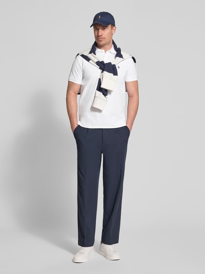 Männermodel trägt Slim Fit Poloshirt aus reiner Baumwolle von Polo Ralph Lauren, Optik: Unifarben, Logo-Detail, Ganzkörperansicht von vorne.