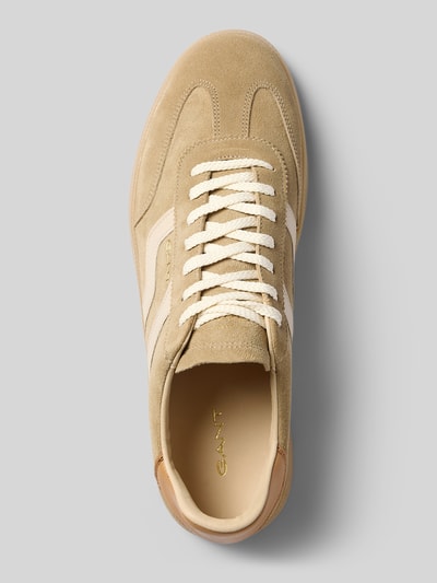 Produktfoto, Sneaker aus echtem Leder Modell 'Cuzmo' von Gant in Beige mit weißen Details, abgerundete Form, glatte Sohle, Logo-Prägung, Schnürverschluss, texturierte Oberfläche