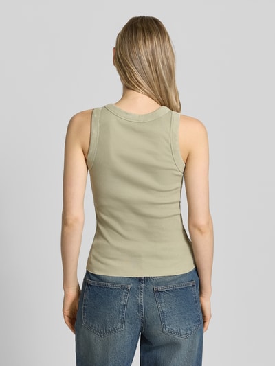 Frauenmodel trägt Tanktop mit Rundhalsausschnitt Modell 'OLINA' von Drykorn aus Reine Baumwolle, Körpernaher-Schnitt, Feinripp, Rückenlänge 51 cm, Ganzkörperansicht Rückansicht.