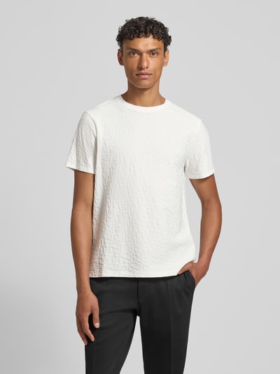 Mężczyznamodel nosi T-Shirt mit Logo-Muster und Rundhalsausschnitt od ARMANI EXCHANGE, biała bawełna, krój slim fit, wzór z logo, okrągły dekolt, długość tyłu w rozmiarze M: 67 cm, pełen widok z przodu